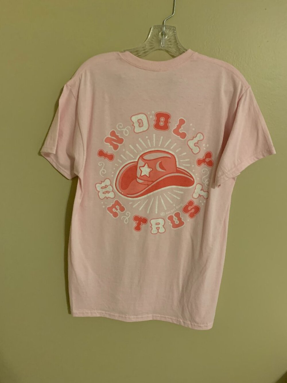 ITSA GIRL THING TEE SHIRT  SIZE M. NWOT